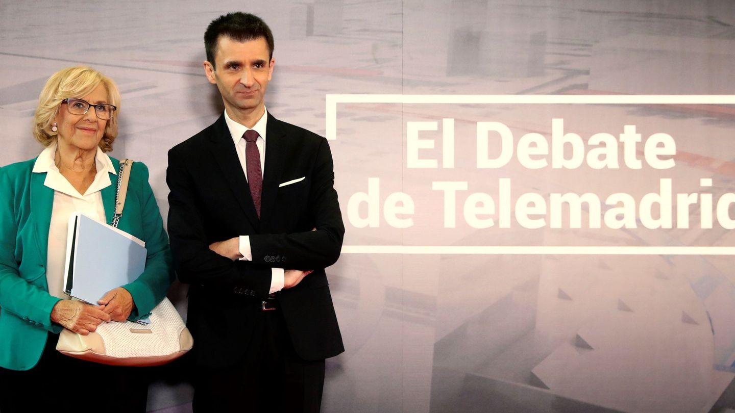 La alcaldesa de Madrid y aspirante a la reelección por Más Madrid, Manuela Carmena (i), posa junto al director general de Radio Televisión Madrid, José Pablo López Sánchez (d). (EFE)