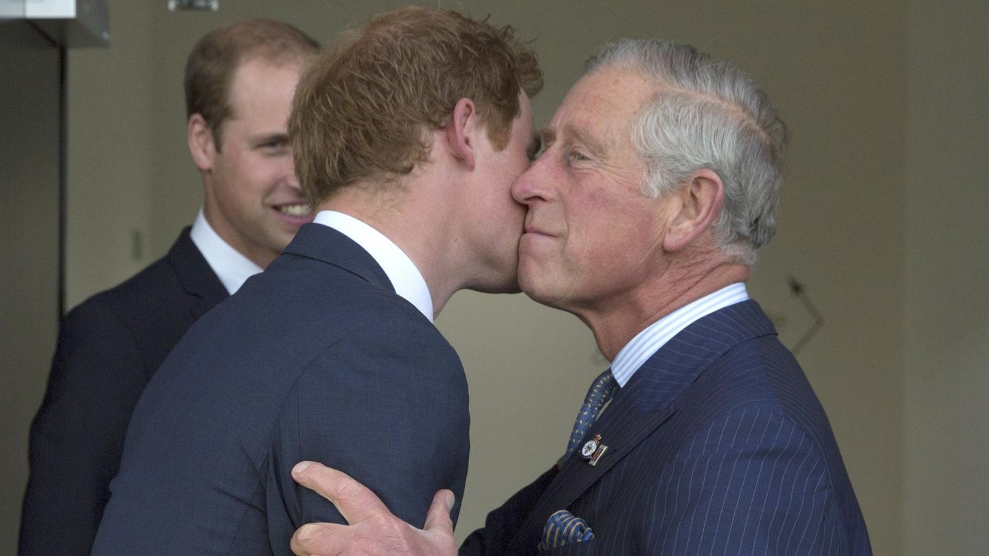 Harry besa a su padre en una imagen de 2014. (Reuters)