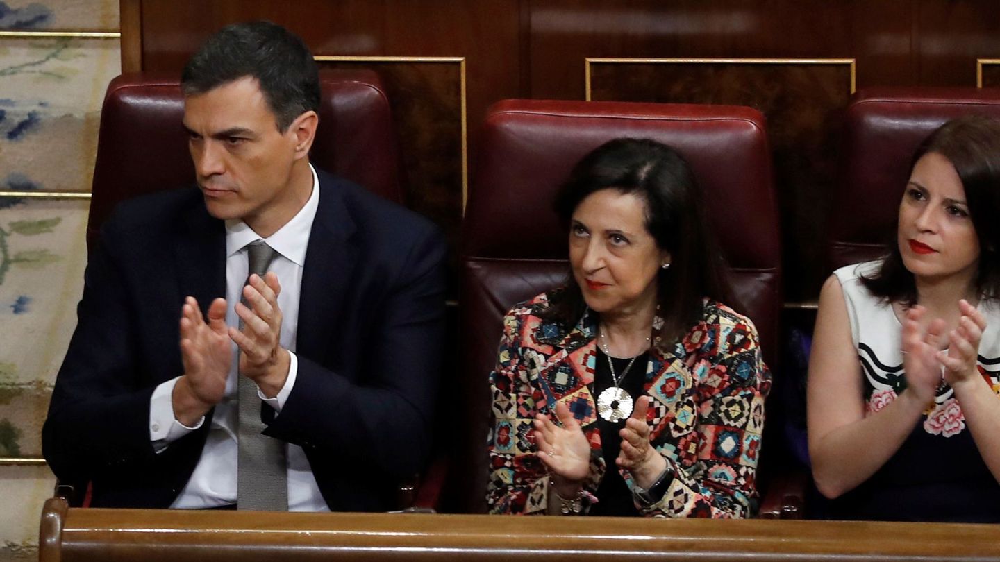 Sánchez, con Margarita Robles y Adriana Lastra, este 31 de mayo siguiendo el debate de la moción de censura en el Congreso. (EFE)