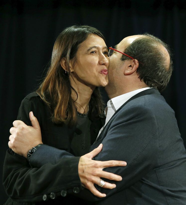 Foto: Núria Parlon y Miquel Iceta, momentos antes del debate que ambos protagonizaron el pasado 3 de octubre para las primarias del PSC de este sábado. (EFE)