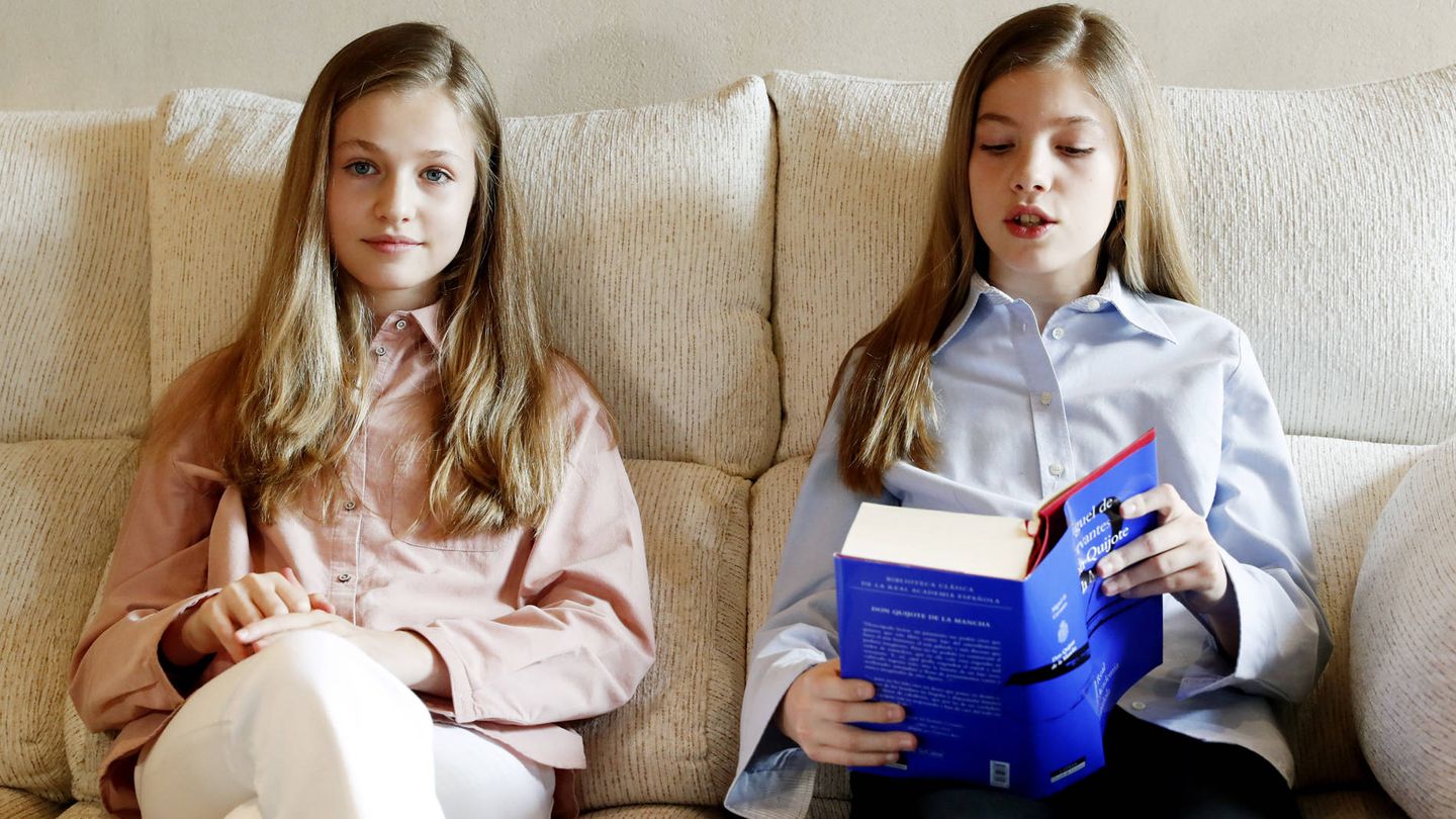 Leonor y Sofía, durante la lectura. (CR)