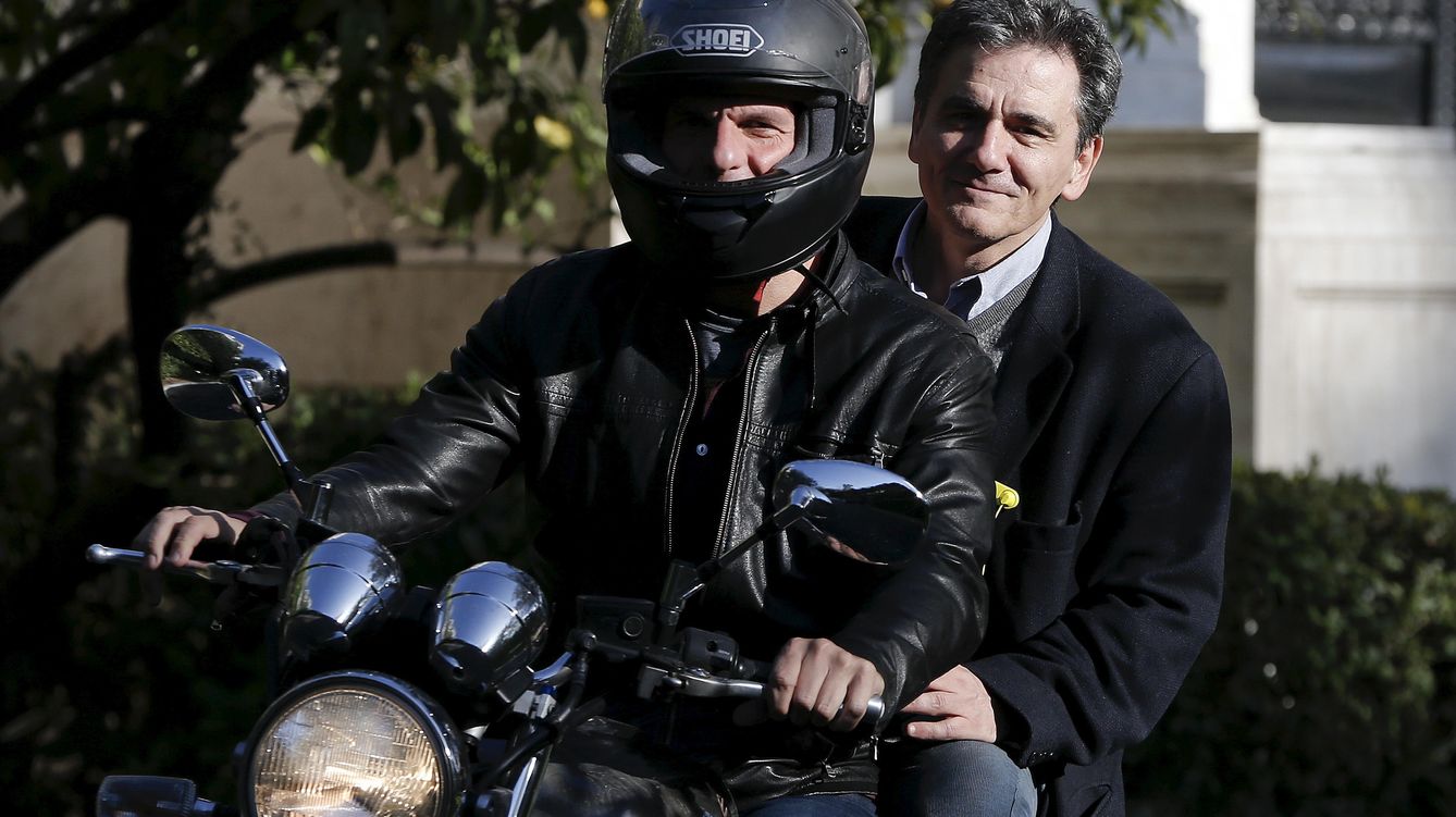 Foto: El exministro de Finanzas griego, Yanis Varufakis (i) junto al nuevo titular de la cartera, Euclides Tsakalotos. (Reuters)