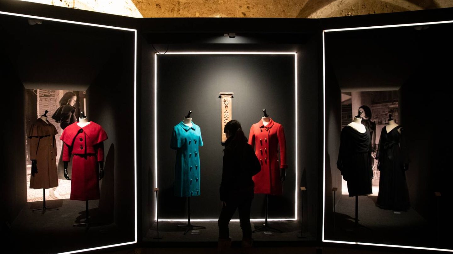 La exposición 'Henry Clarke y la moda de España bajo el influjo de la Alhambra' puede disfrutarse de forma gratuita hasta el 6 de junio en la Capilla del Palacio de Carlos V. (Cortesía)