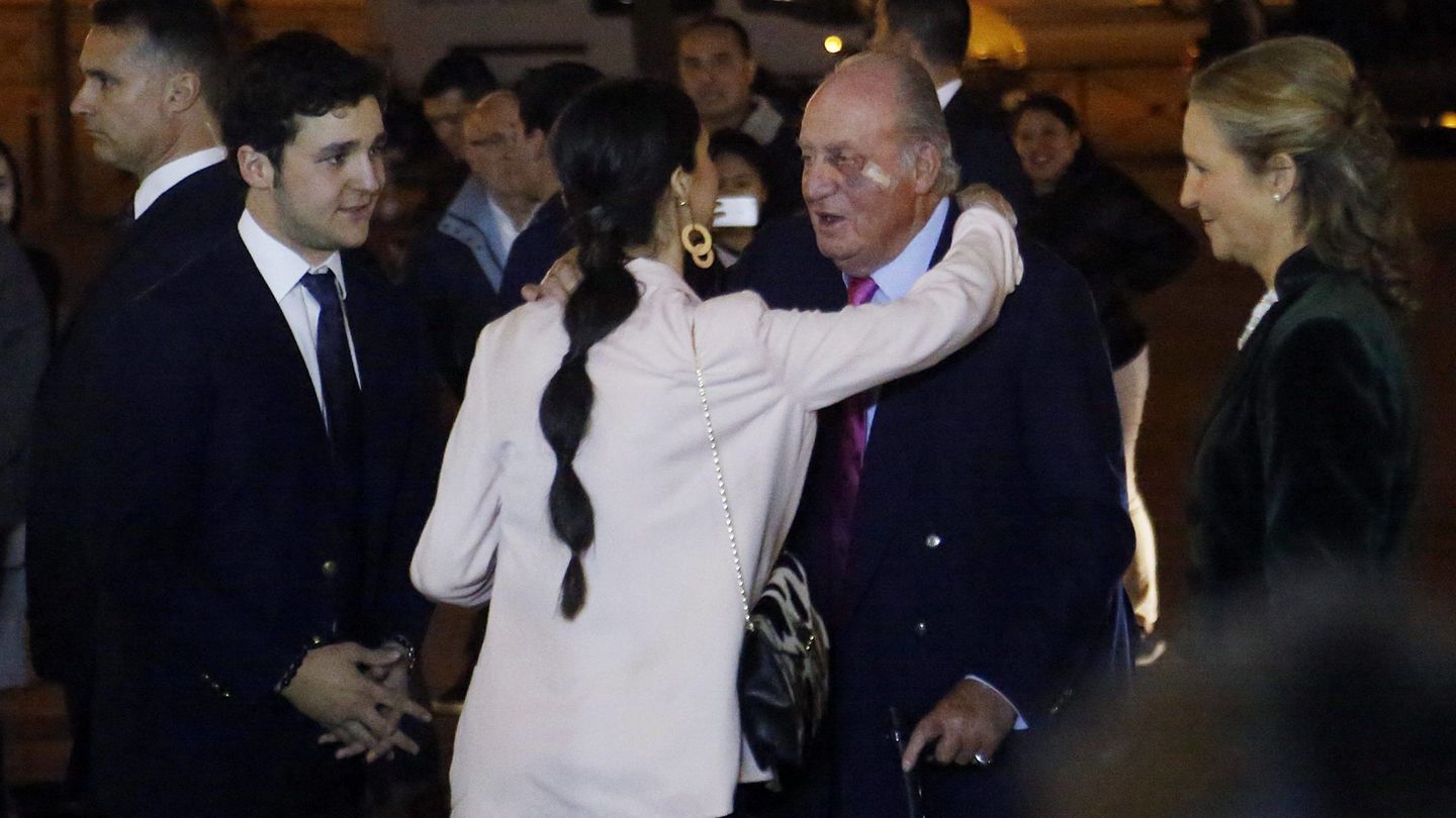 Victoria Federica abraza a su abuelo ante la mirada de su hermano y su madre. (Cordon Press)