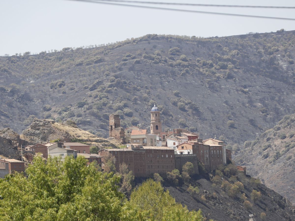 Foto: Vista del pueblo de Moros tras el incendio declarado en Ateca. (EFE/Javier Cebollada)