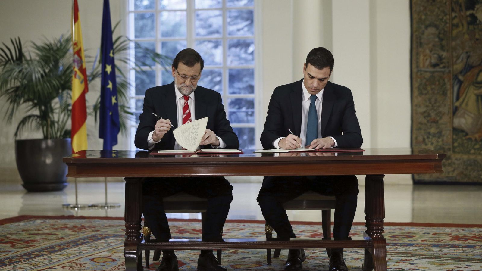 Foto: Rajoy y Sánchez suscriben su primer pacto de Estado. (EFE)