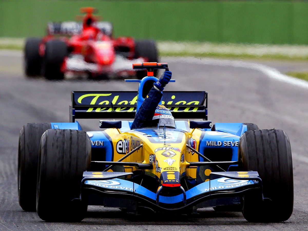 Foto: Alonso celebra su primera gran victoria frente a Schumacher en Imola, 2005. (Reuters/Giampero Sposito)