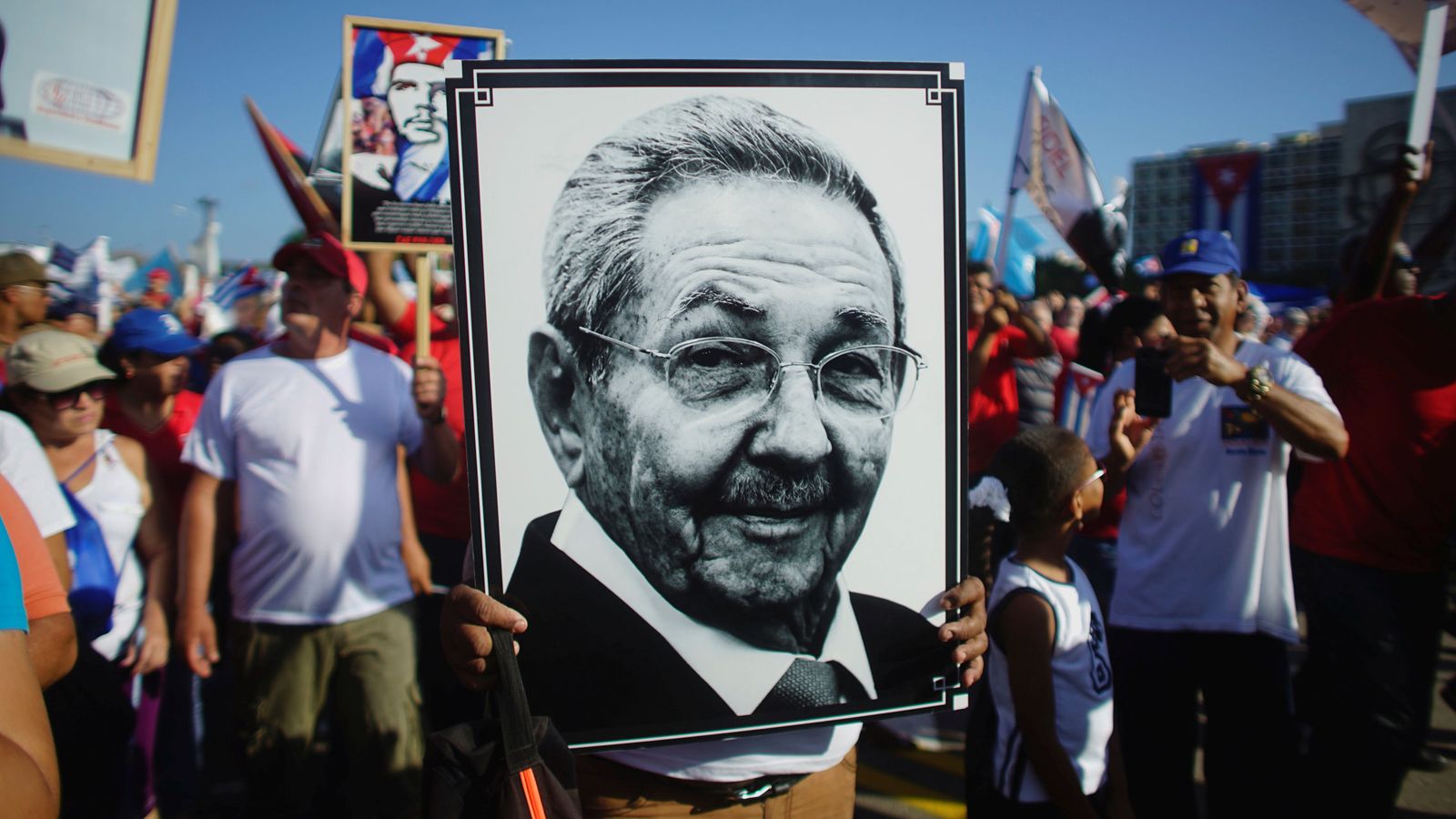 Foto: Un hombre enarbola un retrato del presidente Raúl Castro durante las celebraciones del Primero de Mayo en La Habana, en 2017. (Reuters)