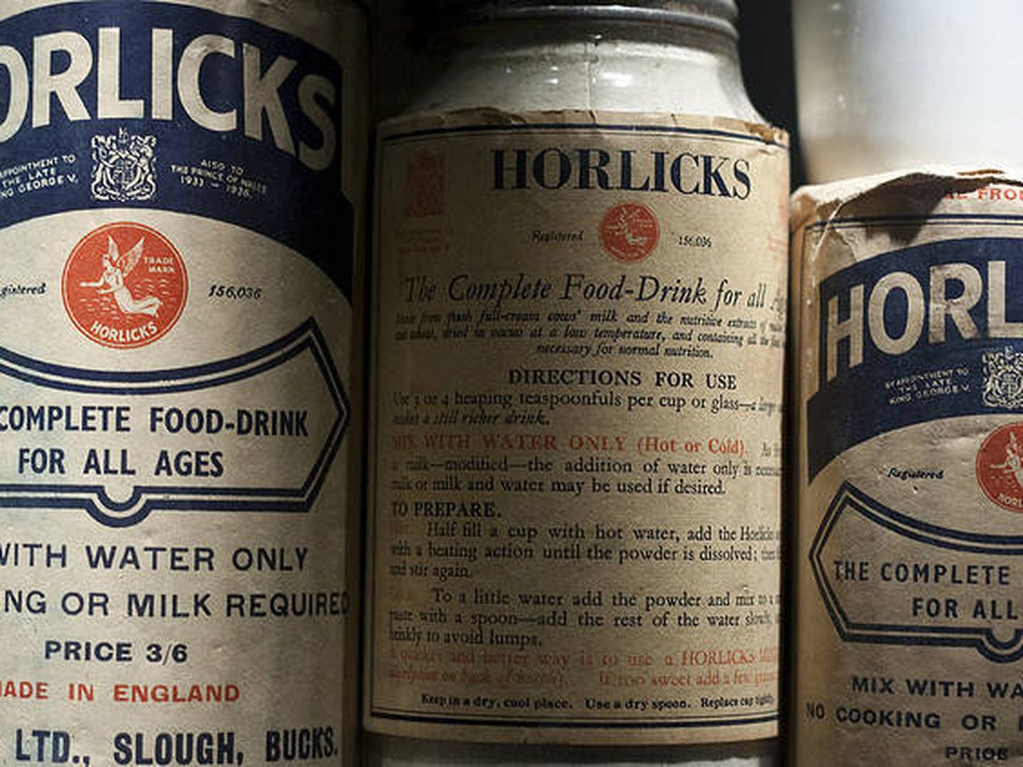 Envases antiguos con los polvos de la leche malteada cuando se trasladó a Reino Unido.