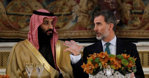 Foto: El príncipe heredero de Arabia Saudí, Mohamed bin Salman, junto al Rey Felipe VI en Madrid. (Reuters) 