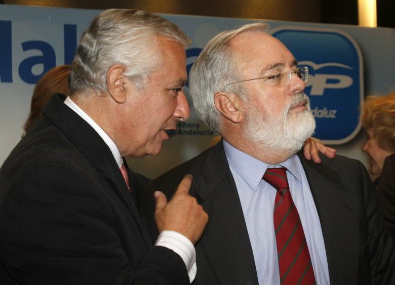 Javier Arenas y Miguel Arias Cañete, en 2012. (Efe)