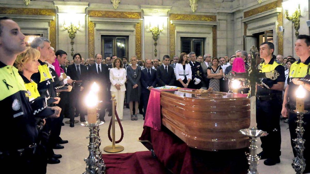 Carmena perpetúa los entierros "clasistas" en función del galón en la Policía Municipal