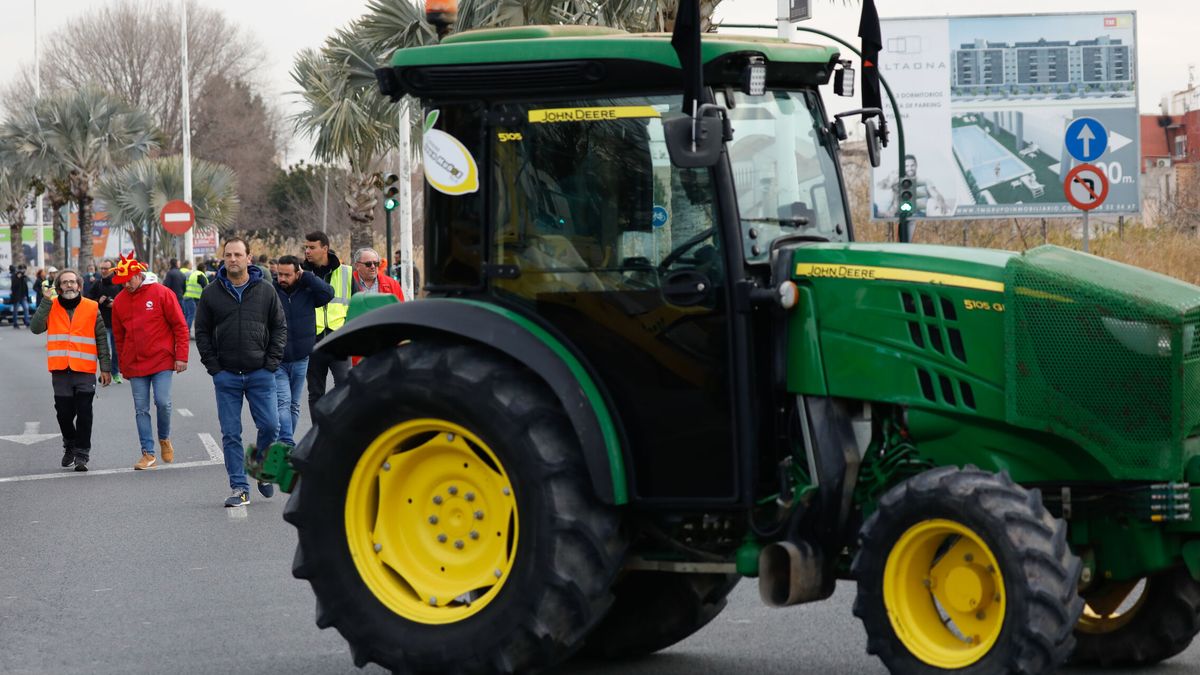 Las movilizaciones de los agricultores mantienen el tráfico cortado en varias vías del municipio de Murcia