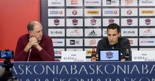 Foto: Pablo Prigioni (d) junto a Josean Querejeta (i) en la rueda de prensa que dio tras anunciar su retirada el pasado mes de enero. (EFE)