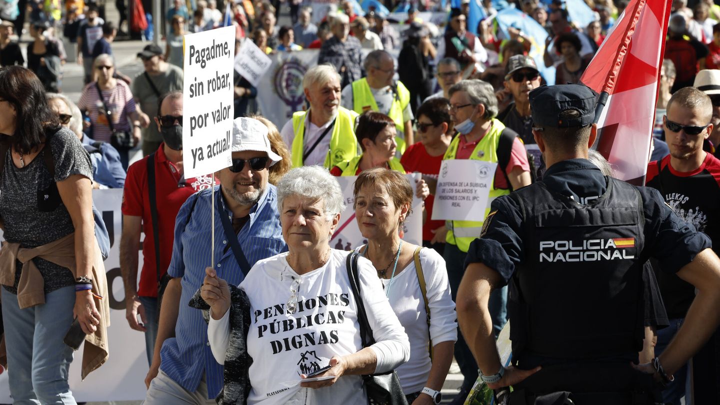 Vista de los participantes en la manifestación por las Pensiones Dignas organizada por los colectivos de pensionistas. (EFE/C. Moya)