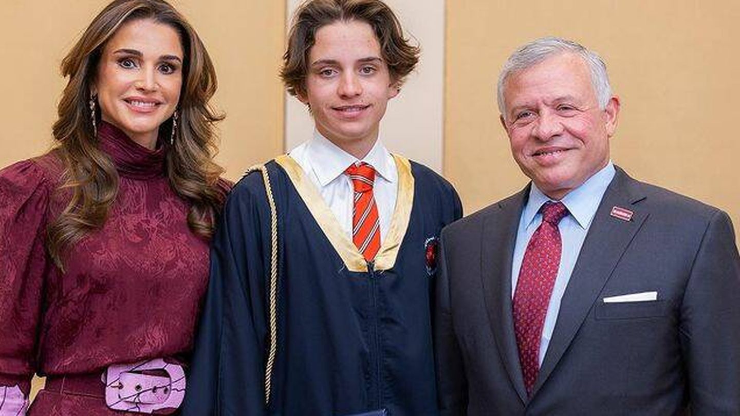Rania y Abdalá, con su hijo Hashem durante la graduación. (Instagram/@queenrania)