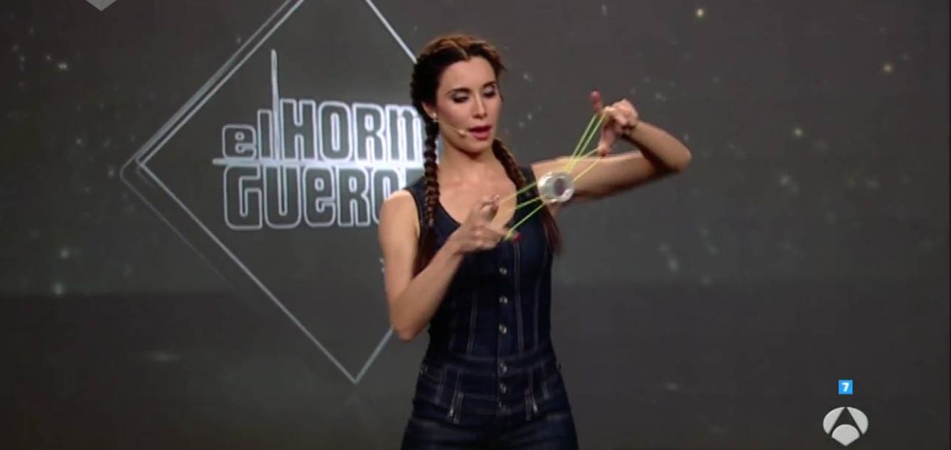 Pilar Rubio realiza una acrobacia con un yoyó en 'El hormiguero'.