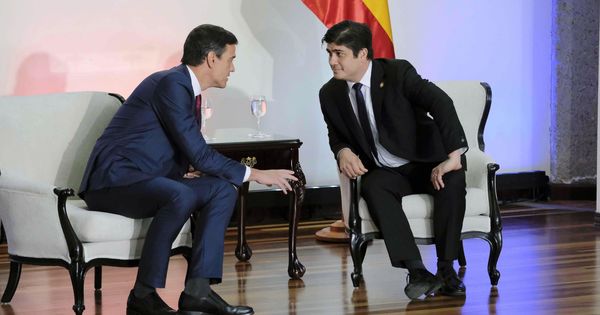 Foto: El jefe del Gobierno español, Pedro Sánchez, conversa con el presidente de Costa Rica, Carlos Alvarado, este 31 de agosto. (EFE)