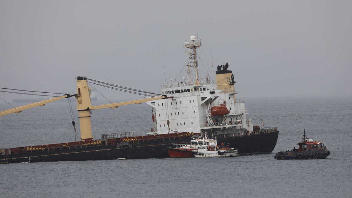 El buque varado frente al Peñón de Gibraltar comienza a verter líquido hidráulico al mar