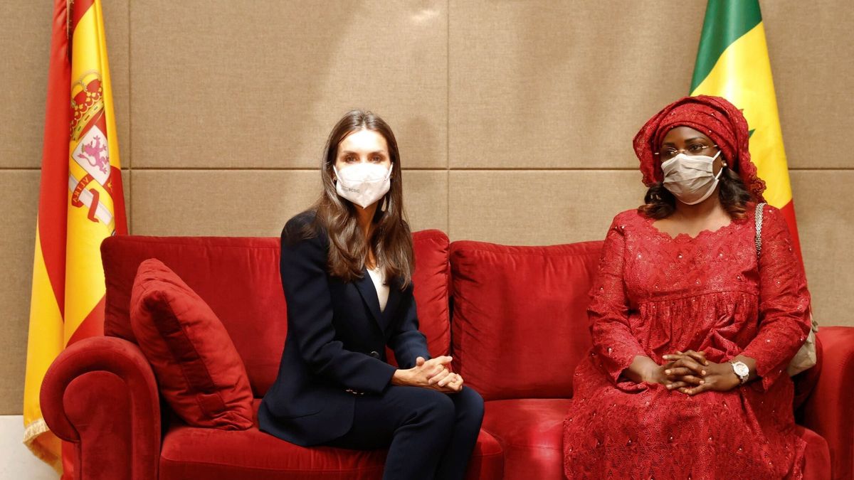 La reina Letizia aterriza en Senegal con un look working oscuro