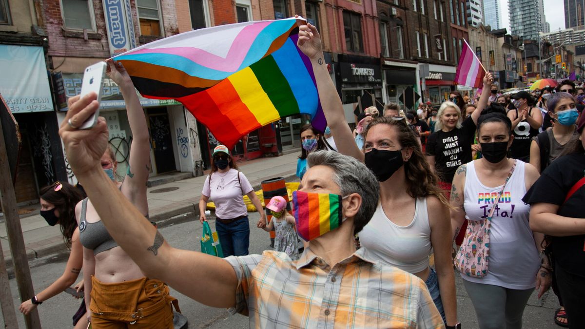 Vandalizan un resalto pintado con la bandera gay en una ciudad canadiense