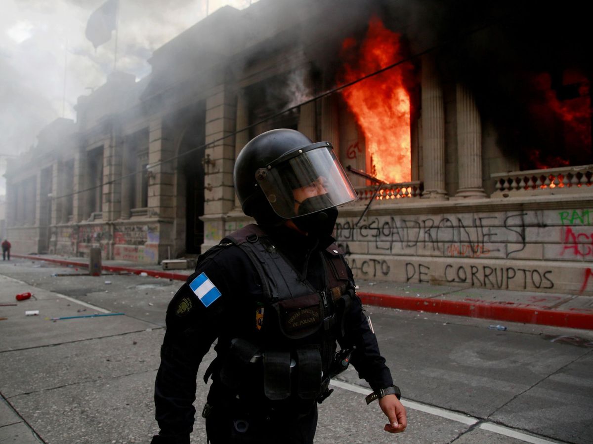 Foto: Fotografía de archivo. Manifestantes queman parte del Congreso de Guatemala. (EFE)