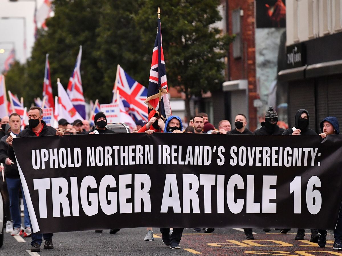 Foto: Manifestantes contra el Protocolo de Irlanda marchan en Belfast, Irlanda del Norte. (Reuters)