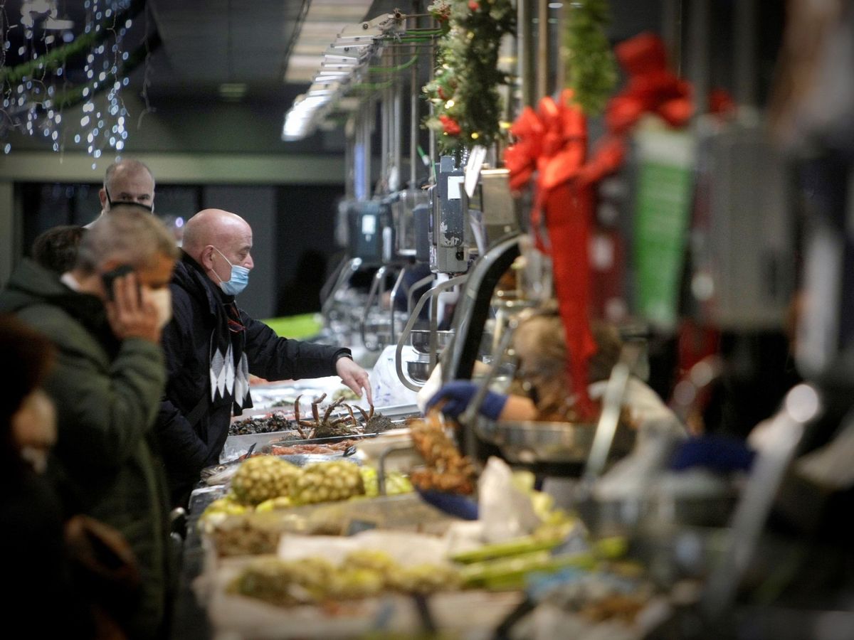 Foto: Compras para la cena de Nochebuena en A Coruña. (EFE/Cabalar)