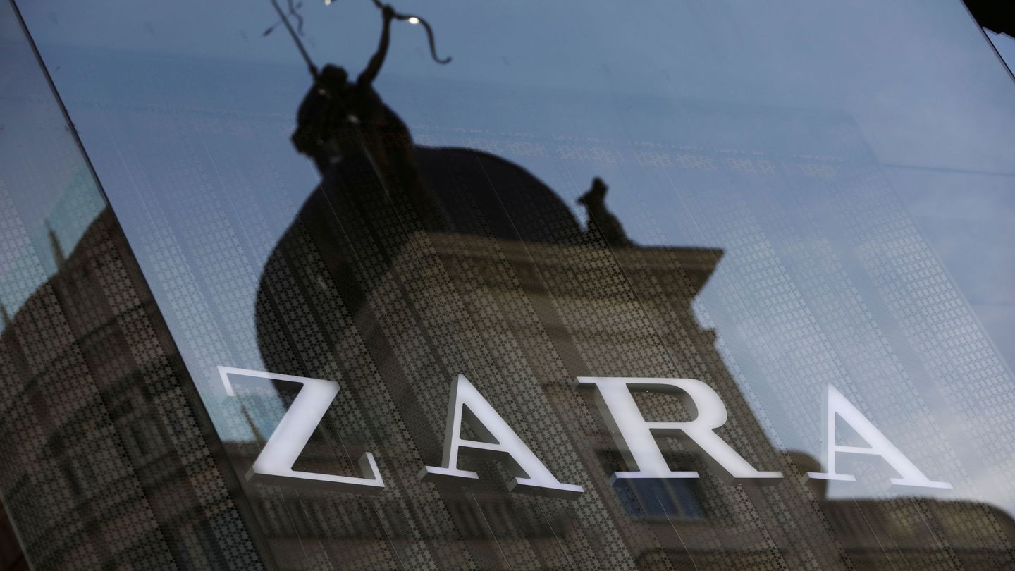 FILE PHOTO: The logo of a Zara store, an Inditex brand, is seen in central Madrid, Spain, December 13, 2017. REUTERS Susana Vera File Photo  GLOBAL BUSINESS WEEK AHEAD