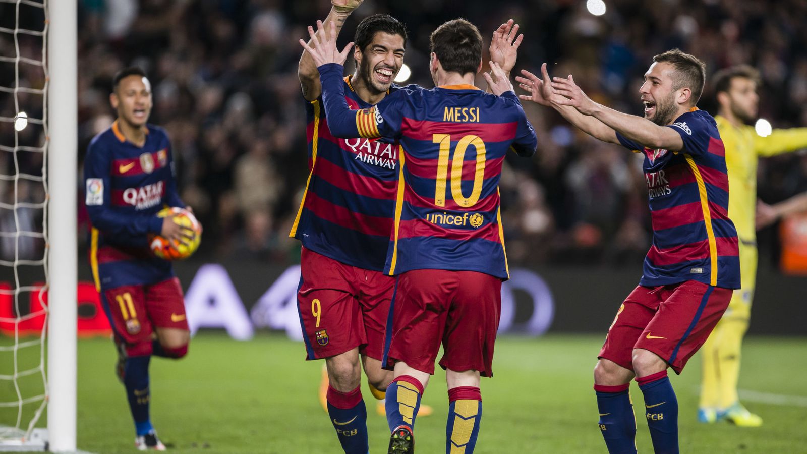 Foto: Leo Messi es felicitado por sus compañeros. (EFE)