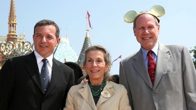 Diane Disney, junto a Robert Iger y Michael Eisner. (Getty)