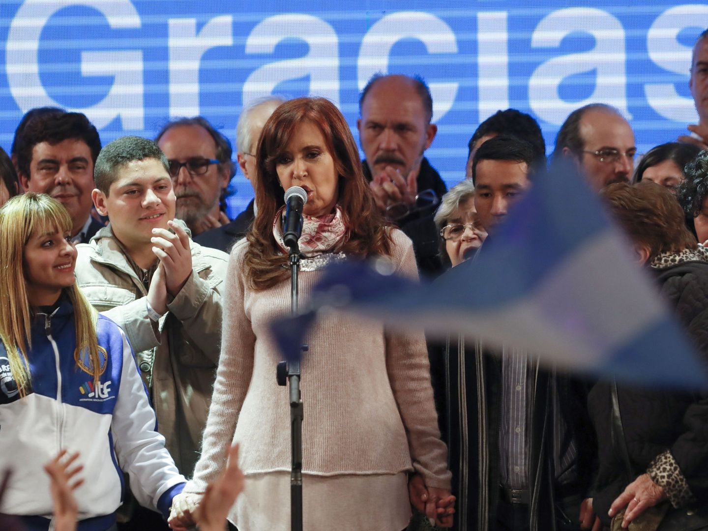 La expresidenta argentina Cristina Fernández de Kirchner habla a sus seguidores en el búnker de campaña tras conocer los resultados electorales. (EFE)