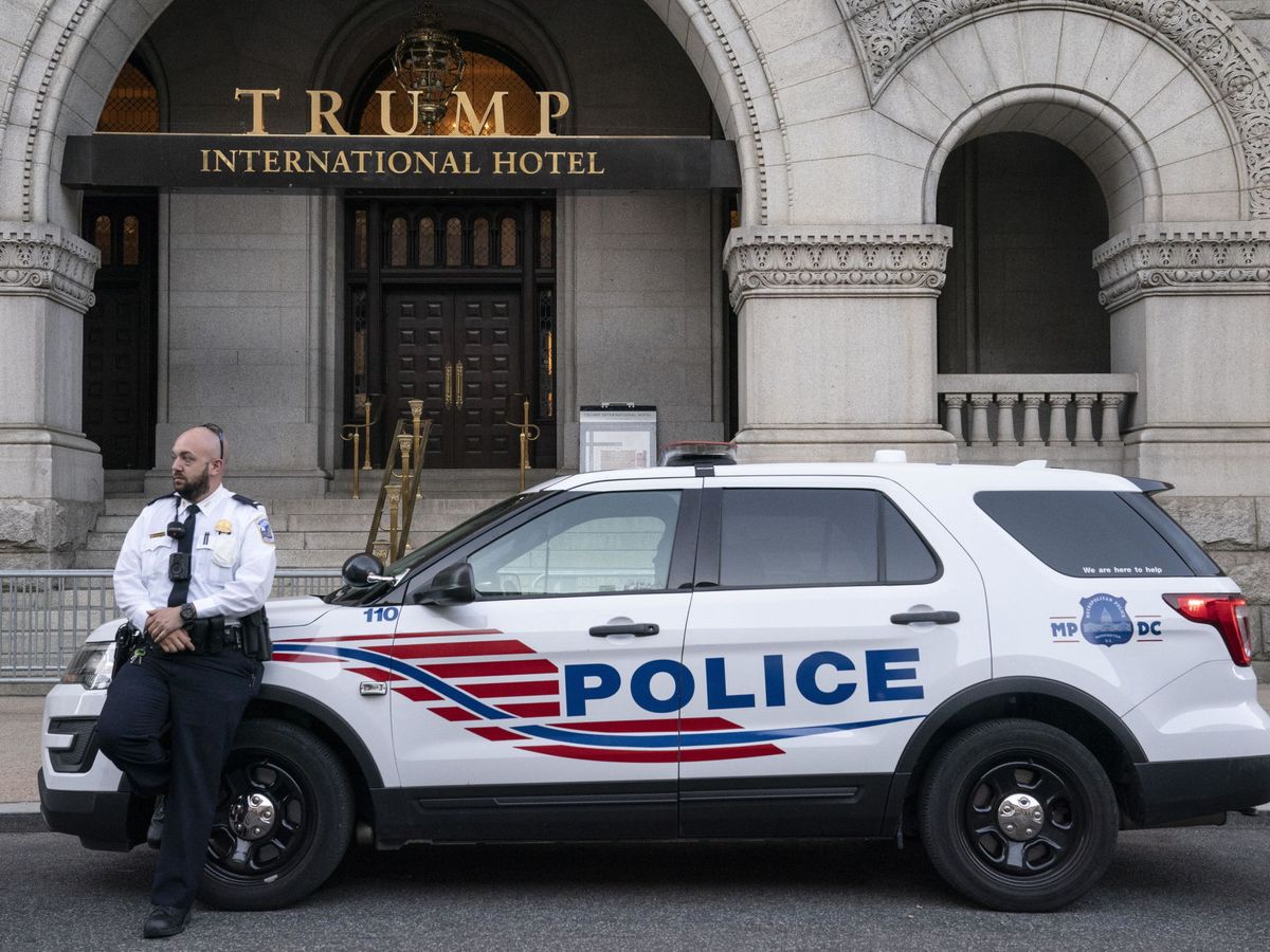 Foto: Un coche de policía, delante de la puerta del hotel Trump en Washington. (Reuters)