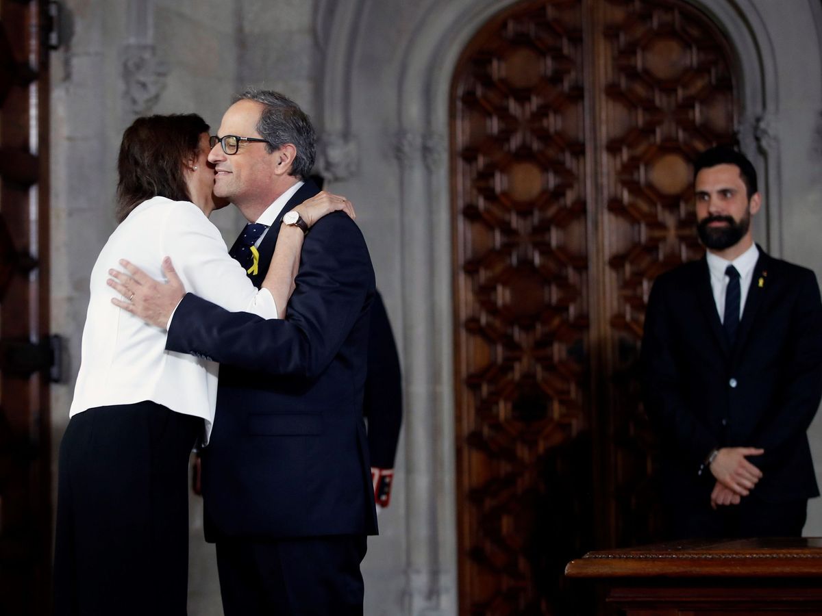Foto: Quim Torra saluda a su mujer, Carola Miró, tras tomar posesión del cargo. (EFE)