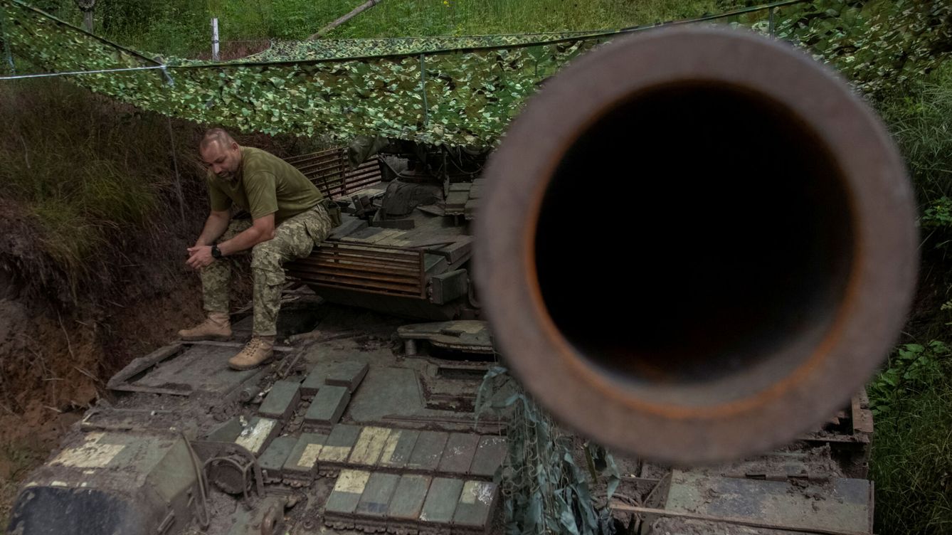 Foto: Un soldado ucraniano sentado sobre un tanque en Donetsk, (Reuters/Oleksandr Ratushniak)