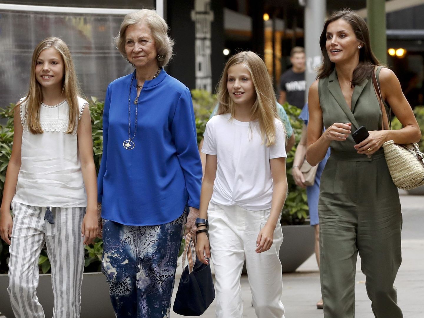 La reina Letizia junto a sus hijas y la reina Sofía, a la salida de un céntrico cine de Palma, al que acudieron a ver la película 'El Rey León'. (EFE)