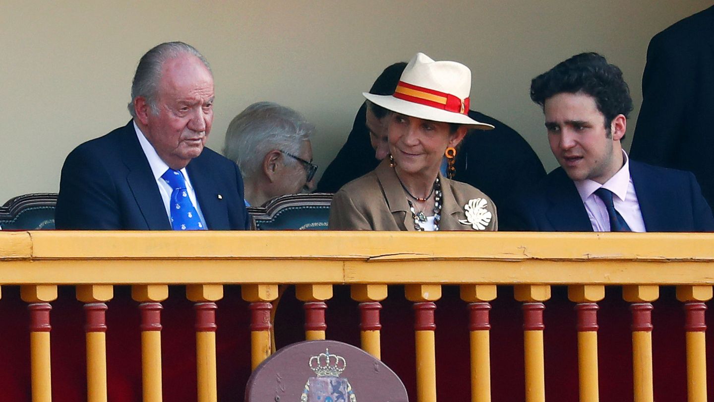 Don Juan Carlos, con la infanta Elena y Froilán en una tarde de toros. (Reuters)