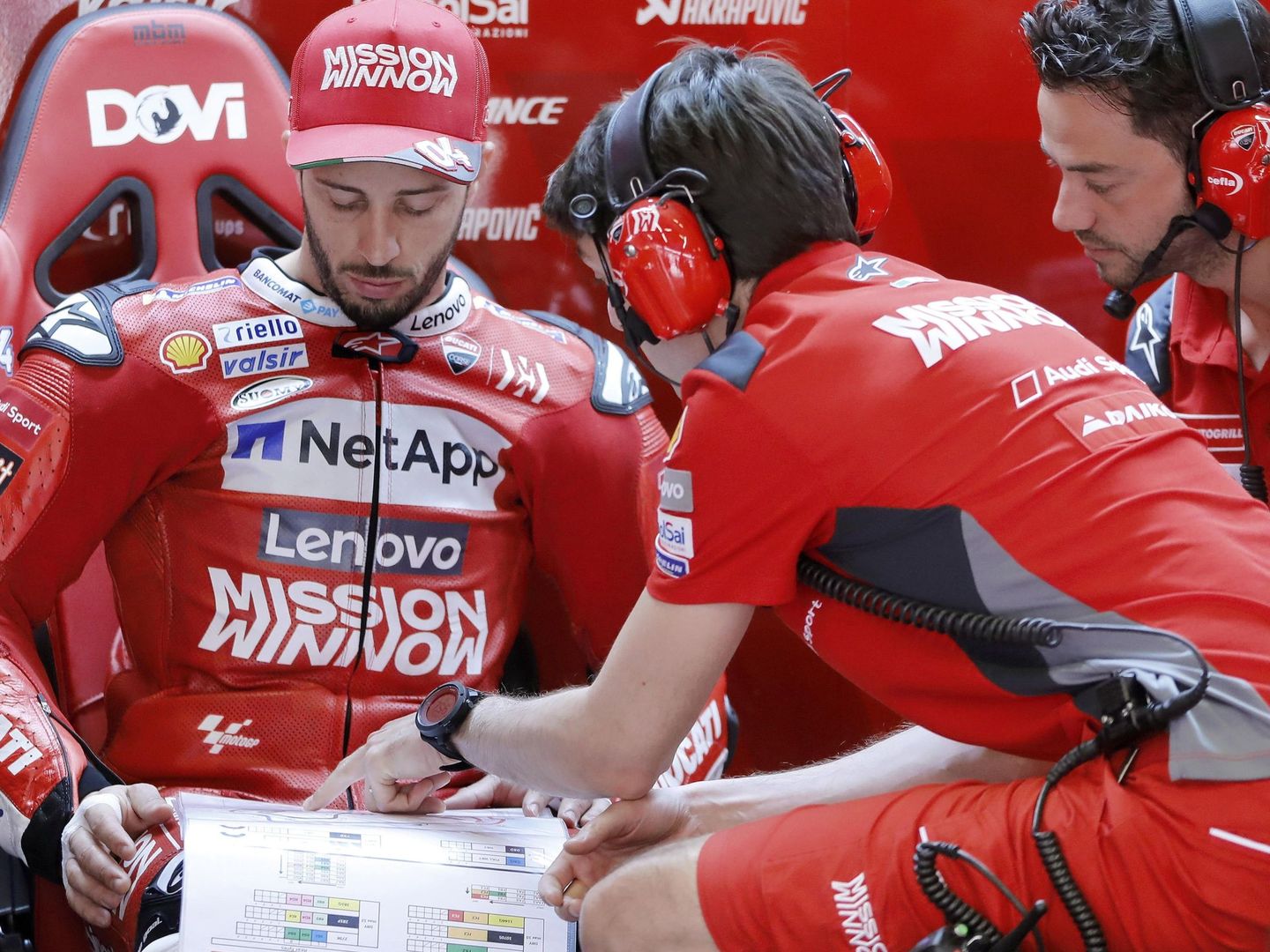 Dovizioso repasa algunos datos junto a su equipo en el pasado GP de Catalunya. (EFE)