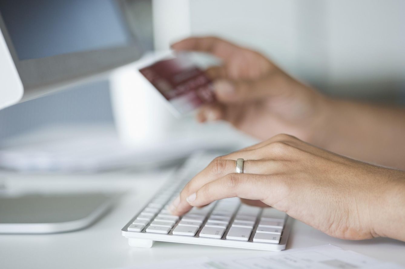 Una mujer usa servicios financieros 'online'. (Corbis)
