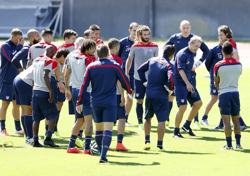 Foto: Jurgen Klinsmann da instrucciones a sus hombres durante un entrenamiento.