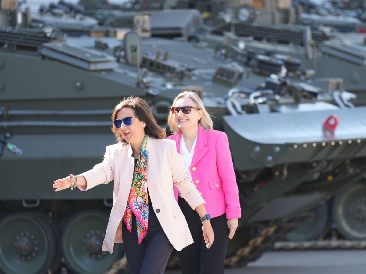 Foto: La ministra de Defensa, Margarita Robles, junto a vehículos 8x8 Dragón. (EP/María José López)