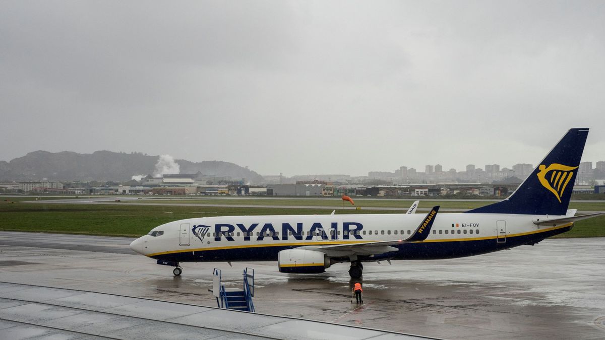 20 minutos dando vueltas sobre Santander: la rutina de los lunes de un avión de Ryanair