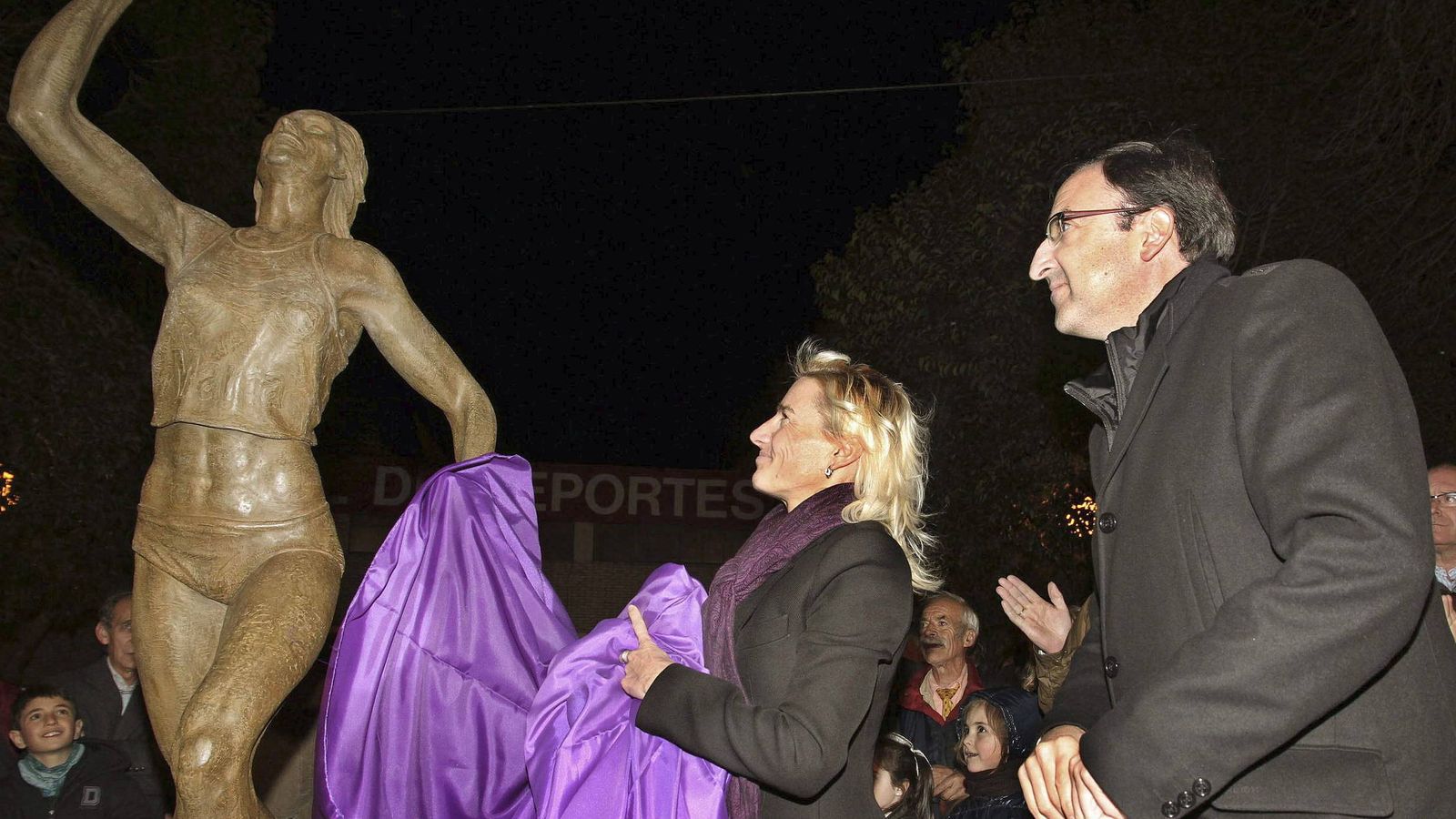 Foto: Marta Domínguez destapa una escultura en honor a la atleta palentina en la ciudad castellana. (EFE) 