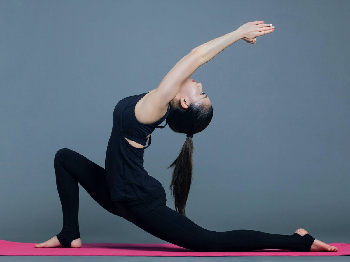 Foto: Ejercicios de yoga para un vientre plano. (Unsplash/Alex Shaw)