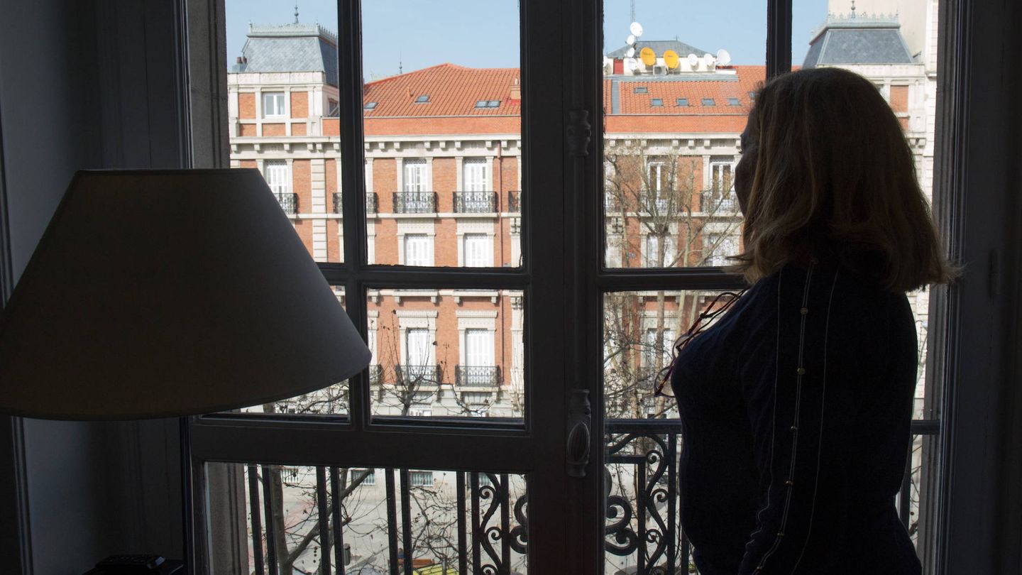 Estrella Esteban, con el rostro oculto, en la sede del bufete LEAN en Madrid. (D.B.)