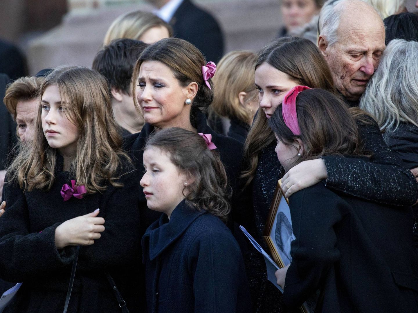 Marta Luisa y sus hijas, en el funeral de Ari Behn. En segundo plano, el rey Harald consuela a Marianne Solberg Behn. (Cordon Press)