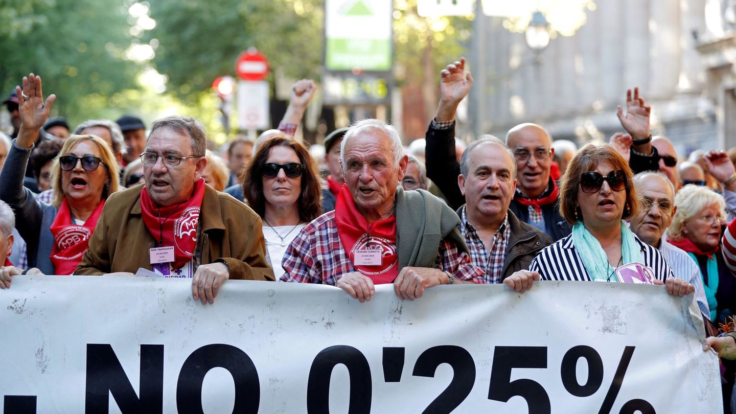 Cientos de pensionistas se manifiestan en Bilbao para pedir pensiones públicas dignas. (EFE)
