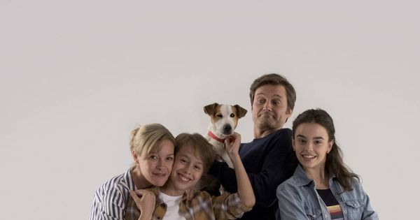 Foto: La familia protagonista de 'Sabuesos' en TVE.