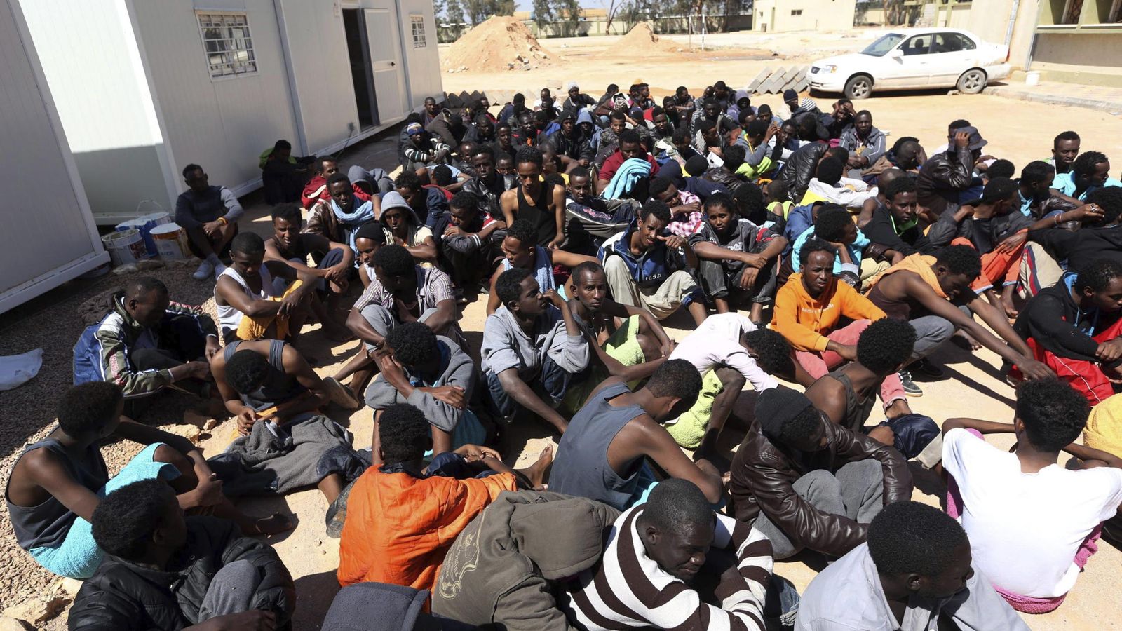 Foto: Personas que fueron rescatadas en las costas de Libia en un centro de inmigrantes en Misrata (Efe).