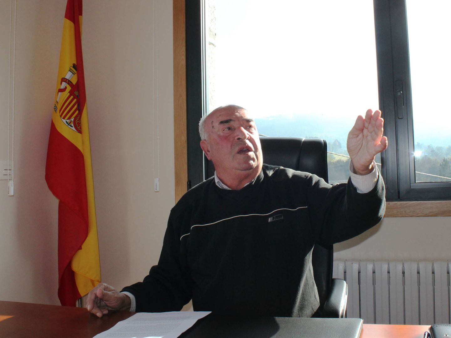 El alcalde de Beade, Senén Pousa, en el despacho del Ayuntamiento. (Laura Pazo)